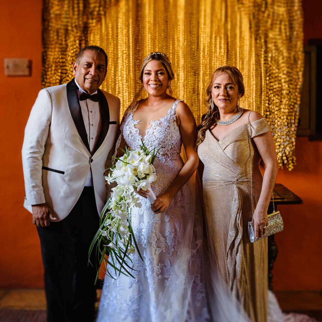 Novia pose junto a su madre y su padre, quien viste un elegante y exclusivo esmoquin bespoke, de la marca colombiana Sergio Pizarro